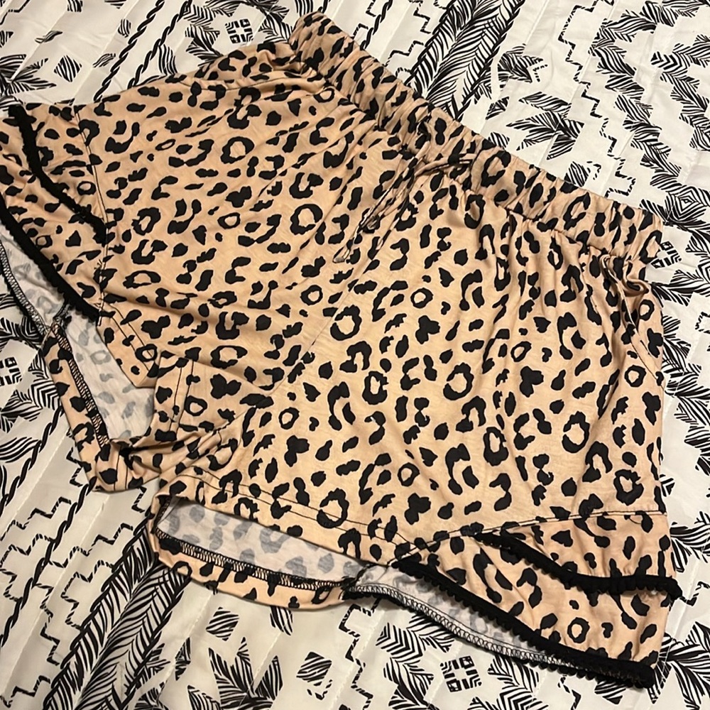 G&E Grace & Emma Leopard Print Shorts Size S - image 3